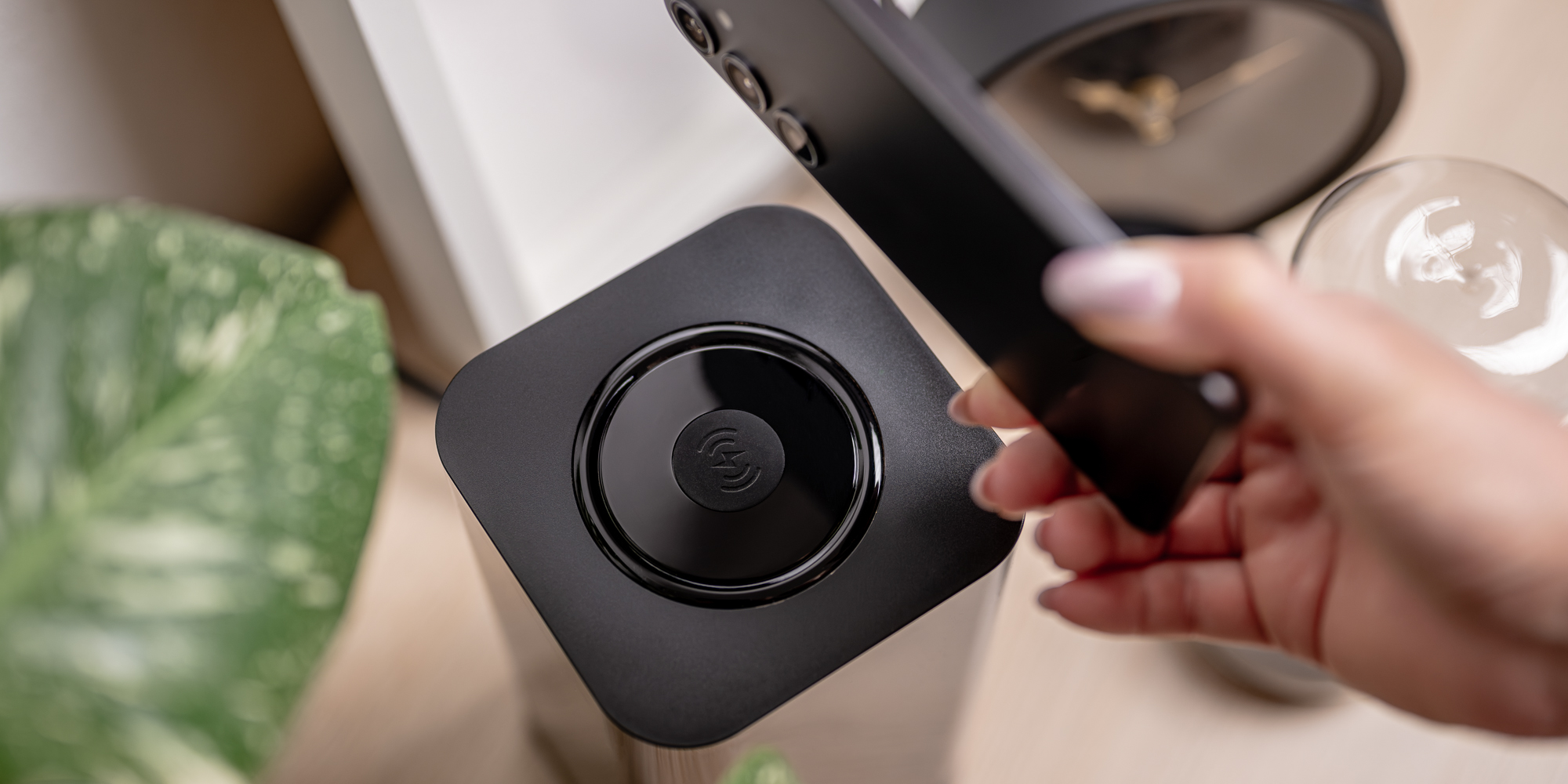 Stacja zasilająca Newell GaN Power Cube 8w1 z ładowarką indukcyjną